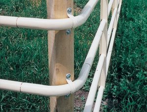 continuous fence elbow on a wooden post