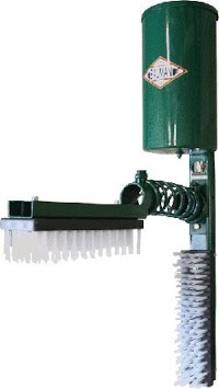 cattle oiler with a single top spring