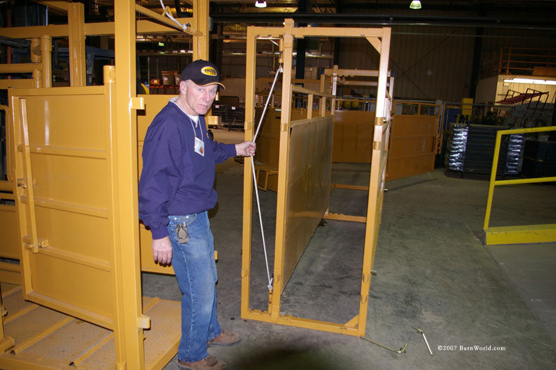 adjustable livestock chute alley