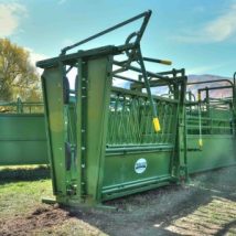 squeeze chute with a manual headgate